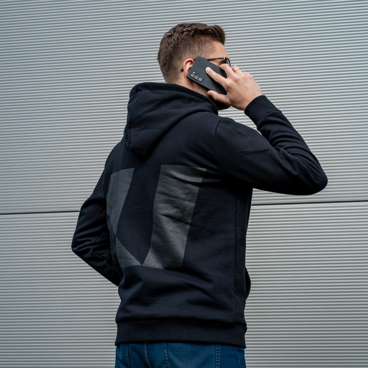 Czarna bluza ULTRACOAT na modelu – widok z tyłu