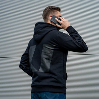 Czarna bluza ULTRACOAT na modelu – widok z tyłu