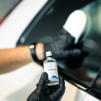 ULTRACOAT Umbrella bottle with an applicator on automotive glass